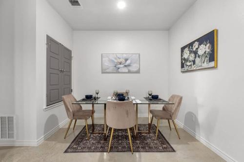 a dining room with a table and chairs at NEW Temple 12 BD Contractor & Group Friendly in Temple