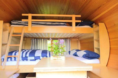 a room with two bunk beds in a house at Schlaffässer am Haus der Schmetterlinge in Uslar