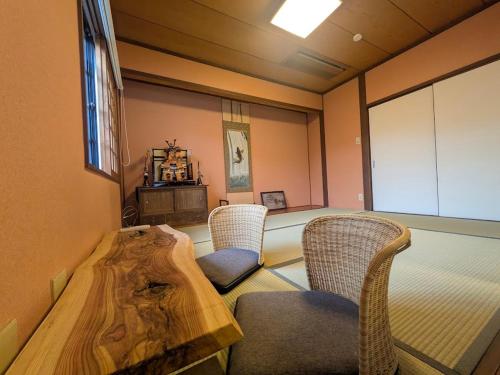 a conference room with a wooden table and chairs at 長浜ゲストハウスミカタ Guest House Mikata in Nagahama