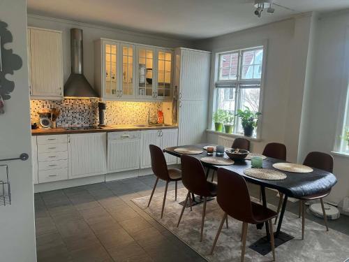 eine Küche mit Tisch und Stühlen in einem Zimmer in der Unterkunft Båt huset in Halmstad
