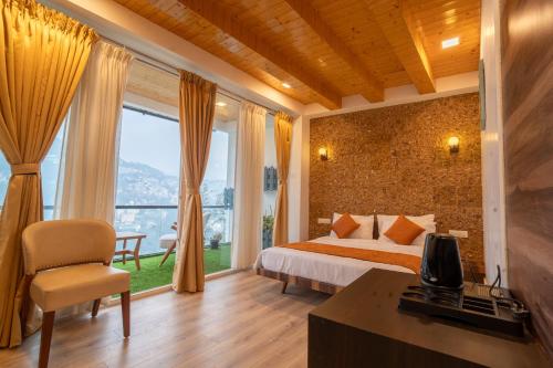 En eller flere senge i et værelse på Hotel Padmayane Retreat