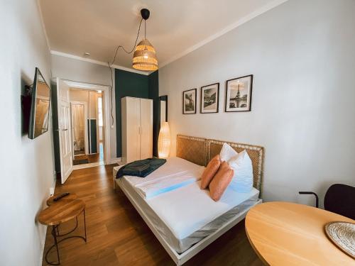 a small bedroom with a bed and a table at BetterBeds City - Apartments - Zentral - Smart TV - Küche - WLAN in Brandenburg an der Havel