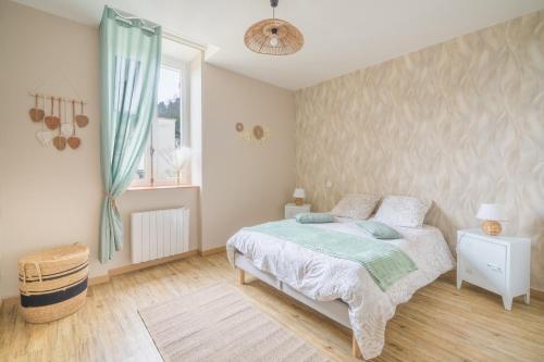a bedroom with a bed and a window at Le Petit Vals - Proche Casino in Vals-les-Bains