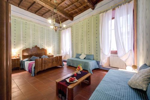 uma sala de estar com duas camas e um sofá em Rhome Apartments em Roma