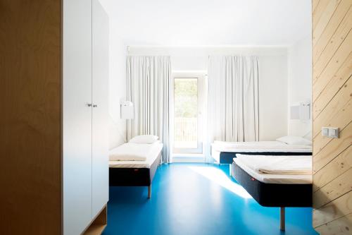 um quarto com duas camas e uma janela em Pärnu Rannastaadioni Hostel em Pärnu