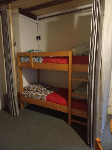 a bunk bed with two bunk beds in a room at Appartement calme in Eaux-Bonnes
