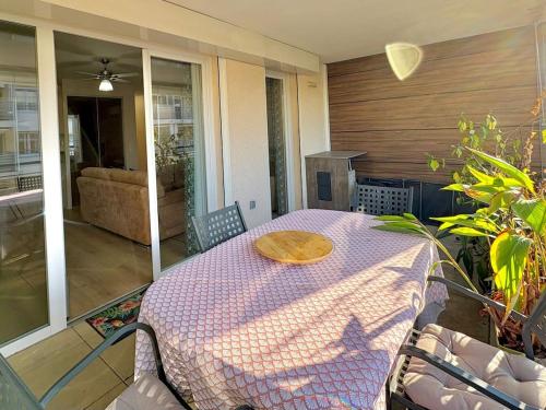 Plein coeur de Saint Raphael acces mer, parking et terrasse