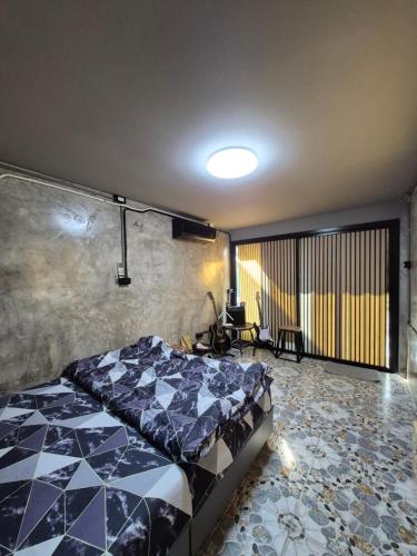 a bedroom with a bed in a room at บ้านพักหลังวัดโลกโมฬี in Chiang Mai