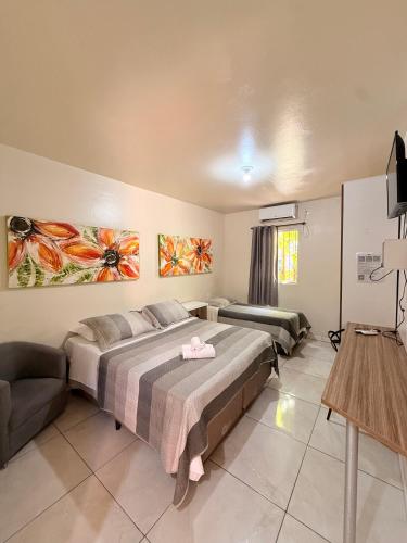 ein Schlafzimmer mit zwei Betten und einer Couch in der Unterkunft Hotel Niro in Montenegro