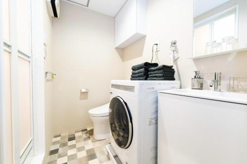 LEON RESORT HOTEL Max 5-10 people Skytree 4 min Asakusa Ueno 10 min Akihabara Disney Shibuya Shinjuku 20 min Kinshicho 4 min Best location 最大5-10名 スカイツリー 浅草 上野 新宿 渋谷
