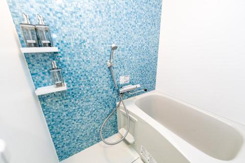 LEON RESORT HOTEL Max 5-10 people Skytree 4 min Asakusa Ueno 10 min Akihabara Disney Shibuya Shinjuku 20 min Kinshicho 4 min Best location 最大5-10名 スカイツリー 浅草 上野 新宿 渋谷