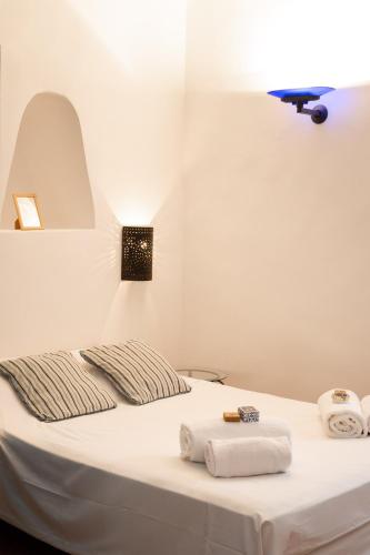 a white bed with towels on top of it at Casa Marina in Saint-Florent