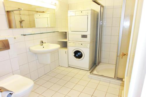 a bathroom with a washing machine and a sink at Stutenhof-Wohnung-06 in Keitum
