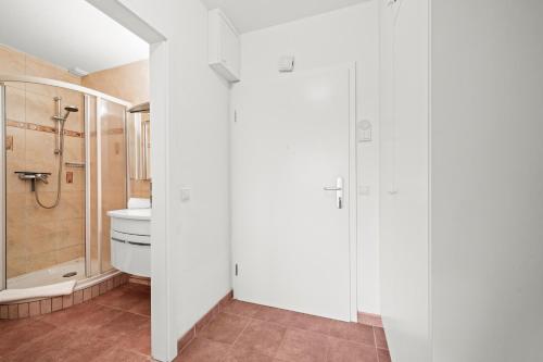 a bathroom with a toilet and a shower at Norderhoog-Whg-33-1-OG-O-Wohnung-33 in Westerland