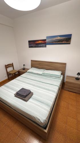 a large bed in a bedroom with a ceiling at A montagna e u mari home in Aci Castello