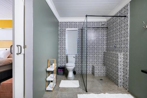 a bathroom with a toilet and a shower at Florie se Huis in Paarl