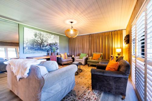 a living room with two couches and a couch at Florie se Huis in Paarl