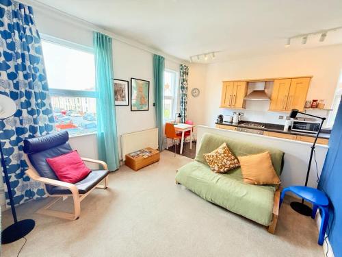 a living room with a couch and a kitchen at Perfect City Flat for Leisure & Work stays in Bristol