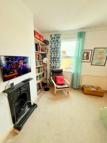 a living room with a fireplace and a tv at Perfect City Flat for Leisure & Work stays in Bristol