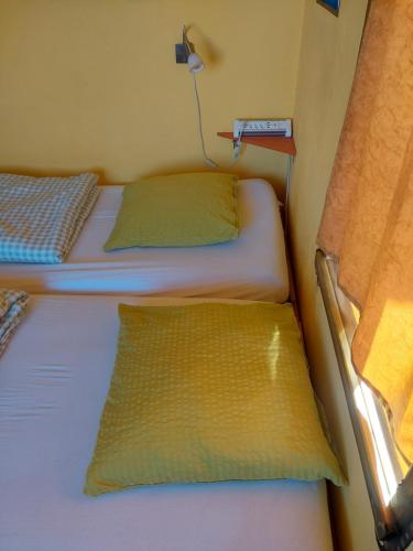 two twin beds in a small room with at Oldtown Hostel Otter in Zurich