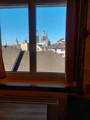 a window with a view of a roof at Oldtown Hostel Otter in Zurich