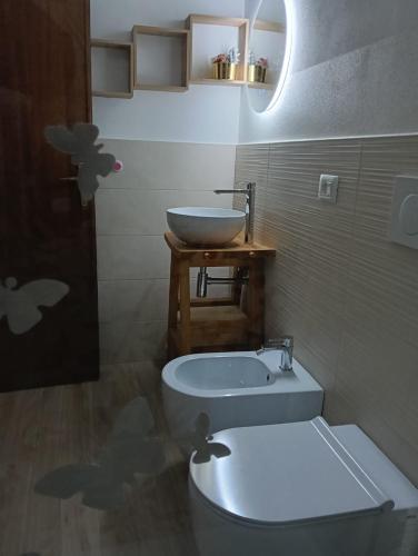 a bathroom with a white toilet and a sink at COZY Place 26 con PARCHEGGIO PRIVATO GRATUITO in Vercelli