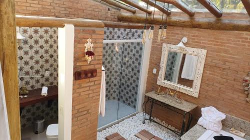a model of a bathroom with a sink and a mirror at Pousada Alto da Neblina in Monte Verde