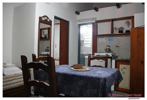 Una cocina o kitchenette en El Mirador Apart Hotel