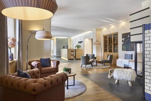 a living room with a couch and a sheep in the middle at Dorint Parkhotel Jordanbad in Biberach an der Riß
