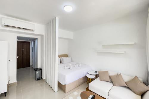 The Poolside Swanky Studio G Cribs