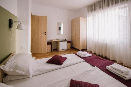 ein Schlafzimmer mit einem großen weißen Bett in einem Zimmer in der Unterkunft Vila Rigo Sovata in Sovata