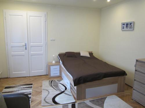 A bed or beds in a room at Dudi Apartman