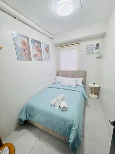 a bedroom with a bed with towels on it at 2BR Staycation in Deca Banilad by XTine City Scape in Banilad