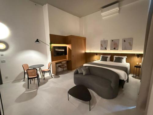 a hotel room with a bed and a couch at Heritage X in São Paulo