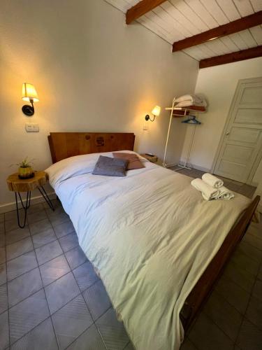 a large white bed in a bedroom with a table at Departamento Céntrico 3 in El Bolsón