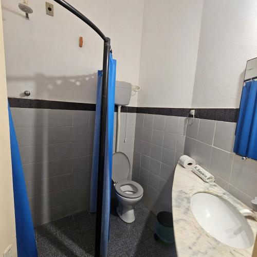 a bathroom with a toilet and a sink at Pousada Mae Natureza Icapuí in Icapuí