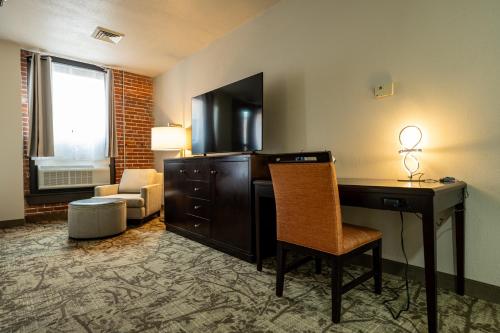 a hotel room with a desk and a chair at The Inn Down Town in Erie
