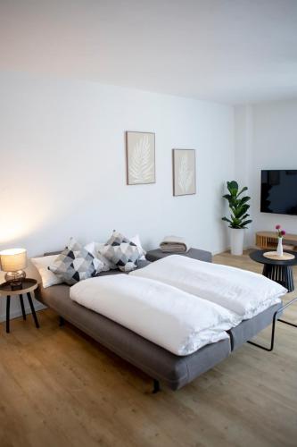a bedroom with a large bed in a room at PuraStays - studio 2 in Herzogenaurach