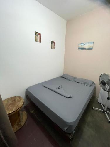una piccola stanza con un letto e un tavolo di Sunset guest house a San Juan del Sur