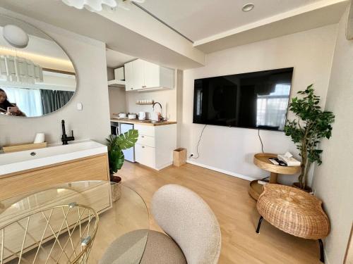 Super Lux new 2 bedroom Suite Mboa Center Tokyo Max 6