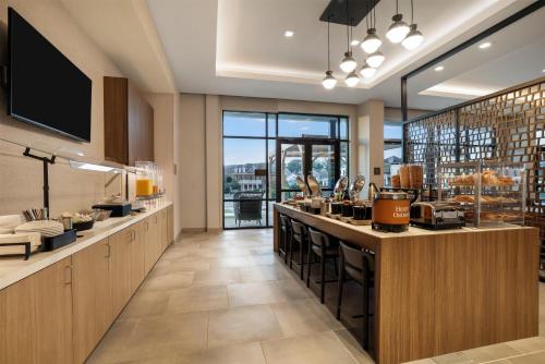 a restaurant with a bar with a view at Homewood Suites By Hilton Madison Huntsville in Madison