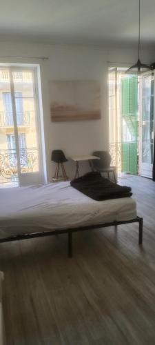 très grande chambre climatisée plein centre Nice avec balcon