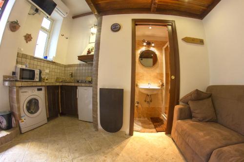 - un salon avec un canapé et un lavabo dans l'établissement Underground Rome's Room, à Rome