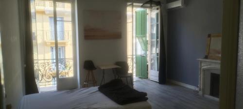 très grande chambre climatisée plein centre Nice avec balcon