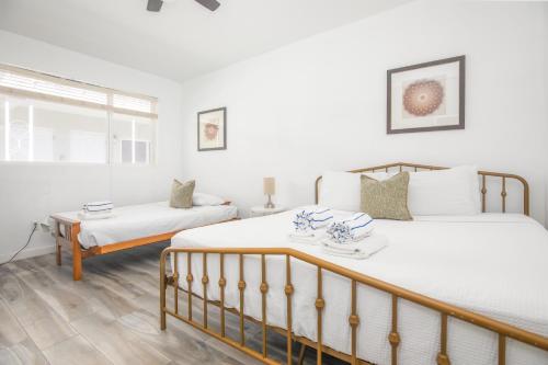a bedroom with two beds and a table at Boutique Apartments Flamingo in Miami Beach