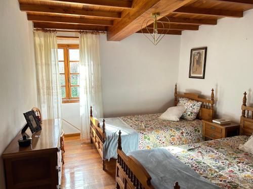 a bedroom with two beds and a window at Casa Conchas in Ferreira