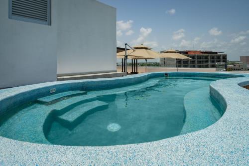 a swimming pool in the middle of a building at Barcelona Condos Cancun in Cancún