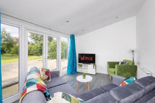 a living room with a couch and a table at Temple by Alt-Stay Contractor Accommodation - 4 Bed Contractor Home With Parking, Wi-Fi & Full Kitchen - Ideal For Long stays in Leeds