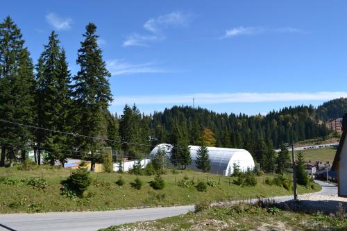 ヤホリナにあるApartment Gorski javorの道路横の丘の上の白い大きな建物