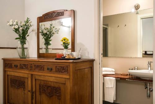 a bathroom with a wooden dresser and a mirror at B&B Arco Del Lauro in Rome